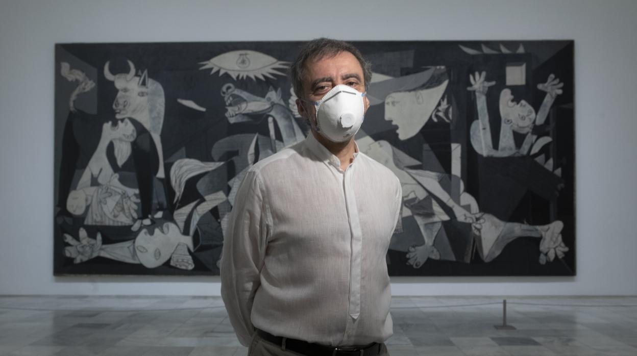 Manuel Borja-Villel, director del Reina Sofía, esta mañana ante el «Guernica»