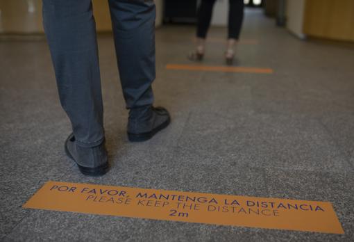 Señales en el suelo el Reina Sofía recuerdan mantener la distancia de seguridad de dos metros