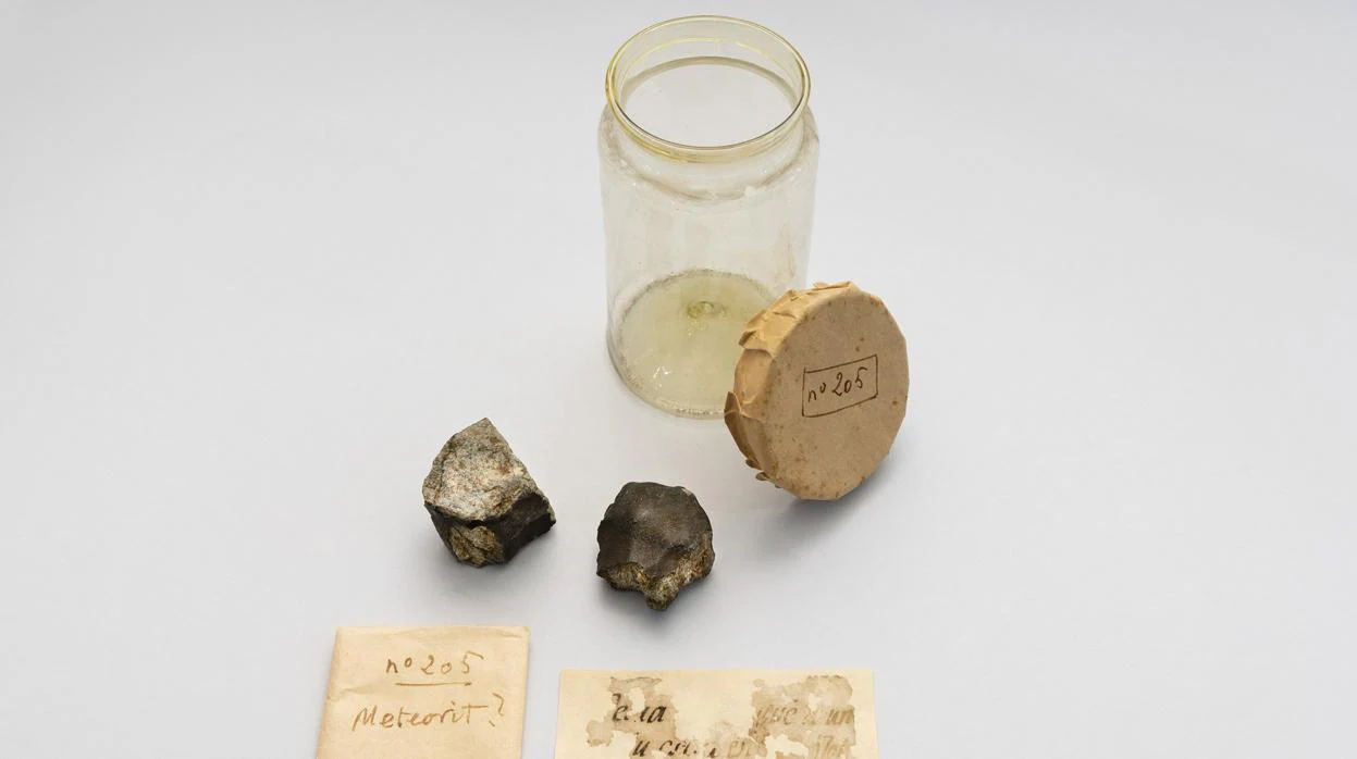 Los dos fragmentos del meteorito que cayó en los alrededores de Barcelona el 25 de diciembre de 1704