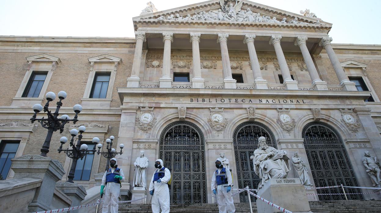 El pasado 25 de mayo, trabajadores de la UME desinfectando el exterior de la Biblioteca Nacional