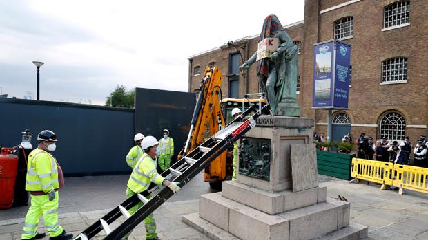 Reino Unido revisa sus estatuas de negreros mientras prosiguen las protestas contra el racismo