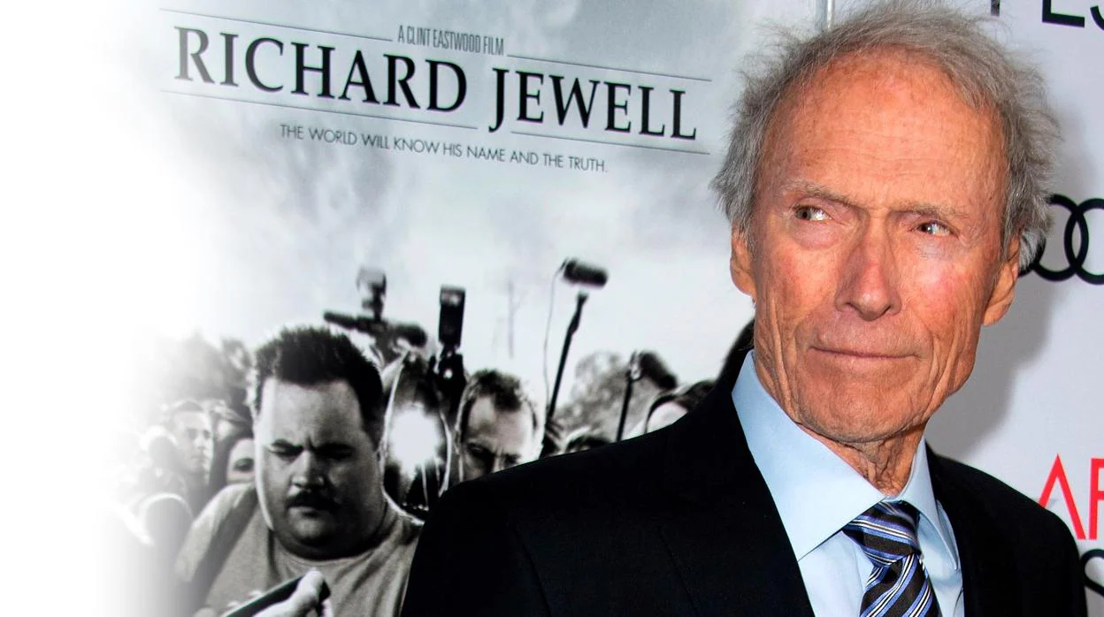 Clint Eastwood junto al cartel de su última película, «Richard Jewell»
