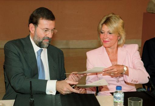 Mariano Rajoy y Carmen Thyssen, firmando el acuerdo para la ampliación del Museo Thyssen