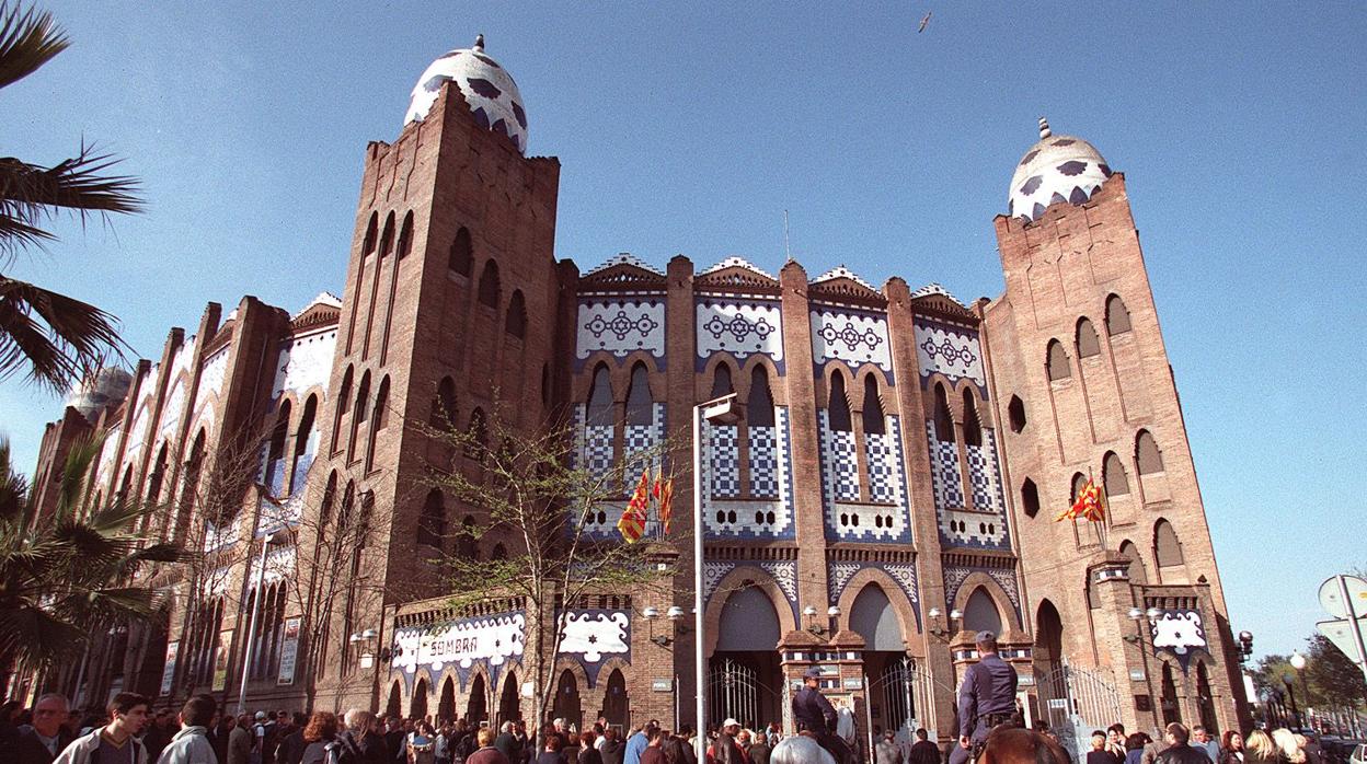 Los aficionados, junto a la puerta grande de la Monumental catalana