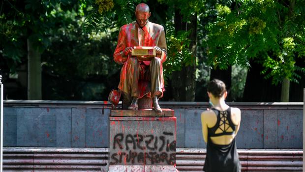 Indro Montanelli, la historia con una concubina de 12 años que impulsa los ataques a su estatua