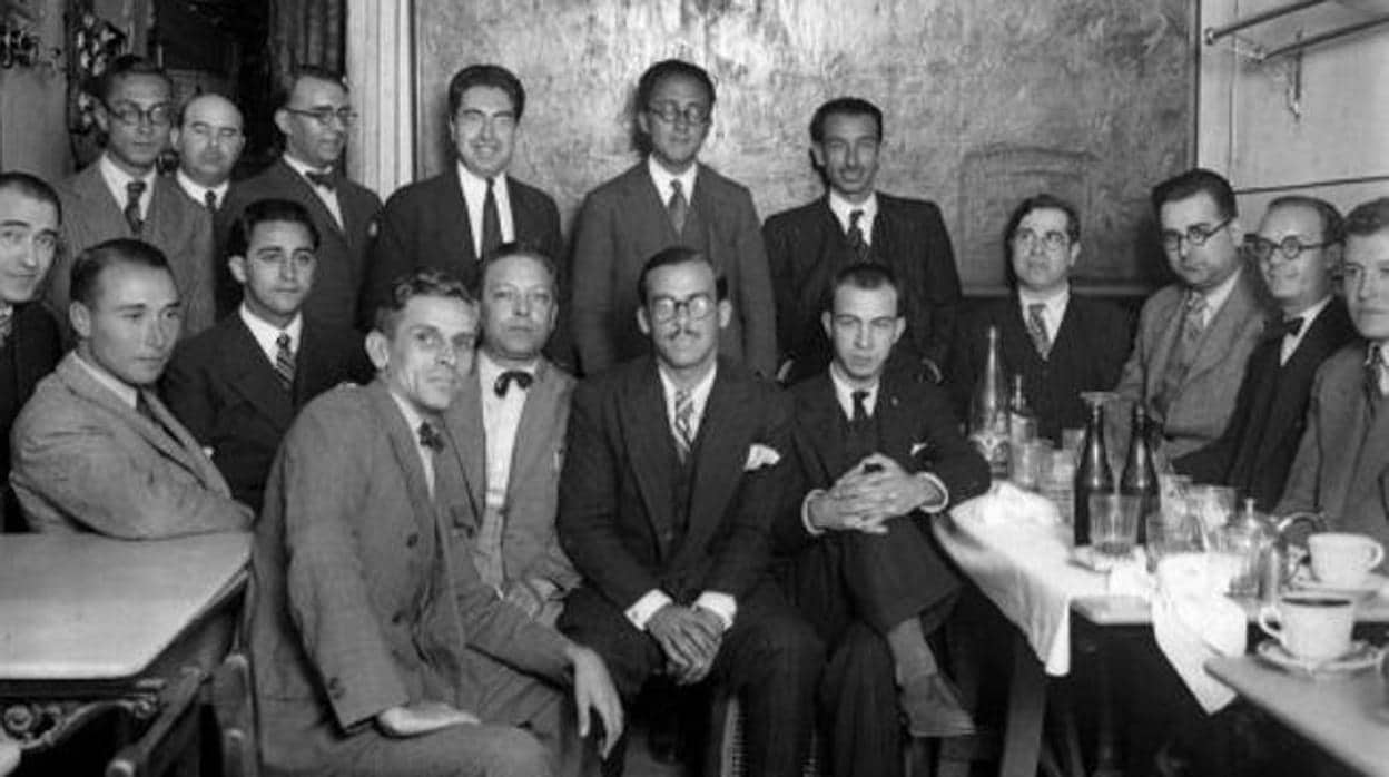 Pla (sentado a la derecha) frecuentó la tertulia del Café Pombo con Gómez de la Serna
