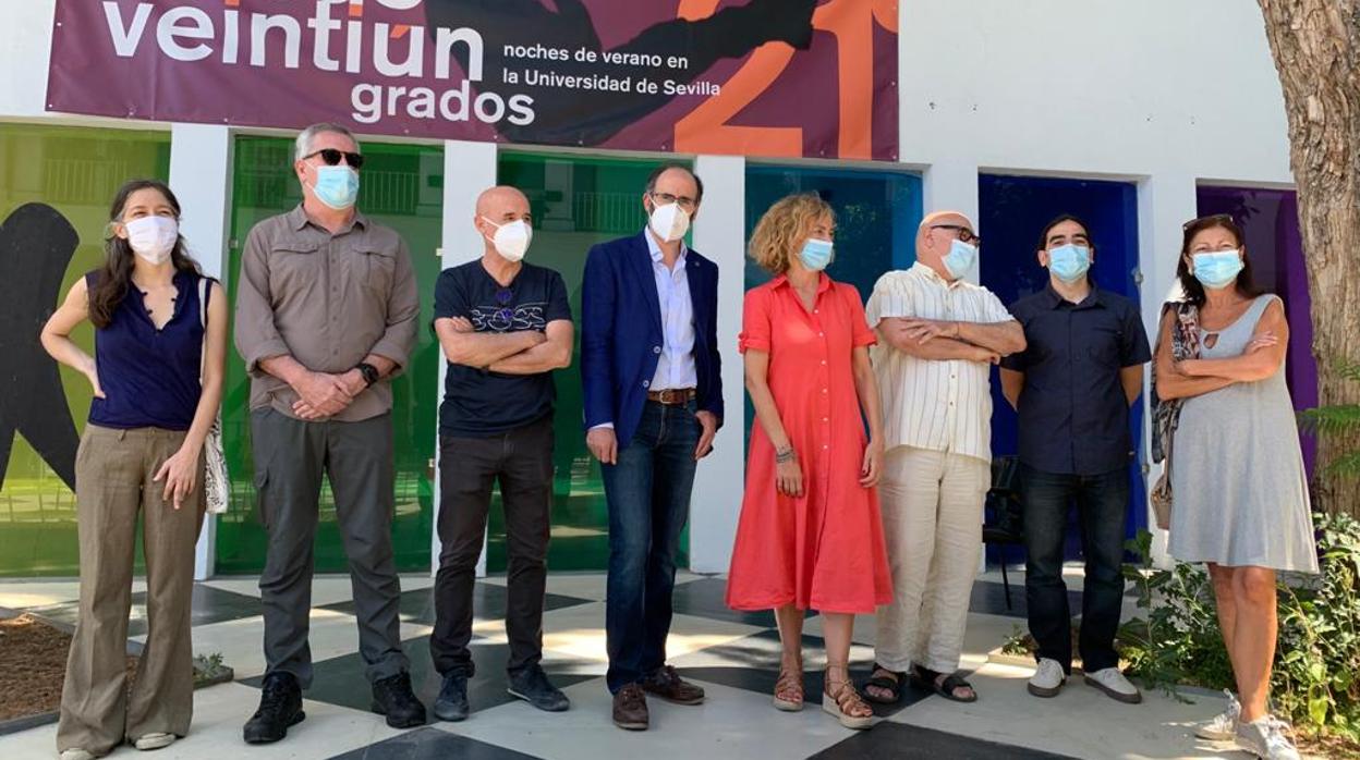 El director del Cicus, Luis Méndez (en el centro), junto participantes y entidades colaboradoras del ciclo