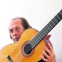 Paco de Lucía y su guitarra