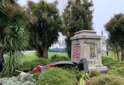 La estatua fue vandalizada y pintada de rojo, abandonada boca abajo en el parque junto a su pedestal