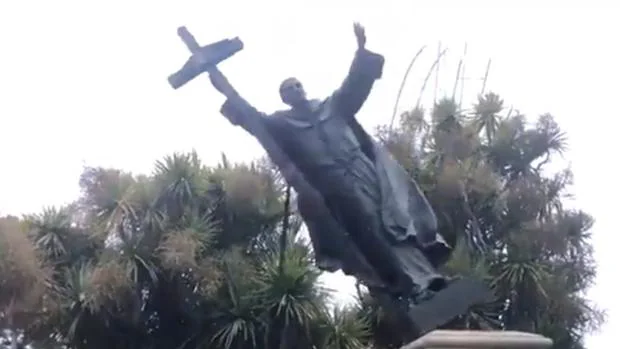 Los activistas derriban la estatua de Fray Junípero Serra en el Golden Gate Park de San Francisco