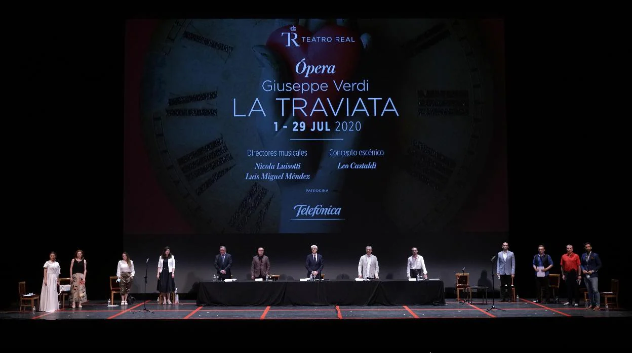 Artistas y responsables de la producción de «La traviata» posan en el escenario del Teatro Real