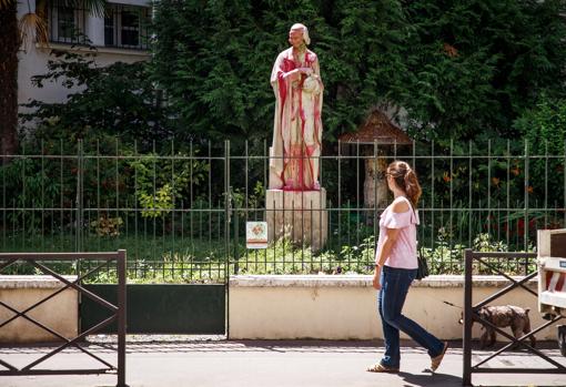 Profanan una estatua de Voltaire en París