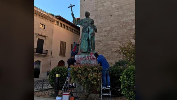 Una hermandad católica limpia la estatua de fray Junípero vandalizada en Palma