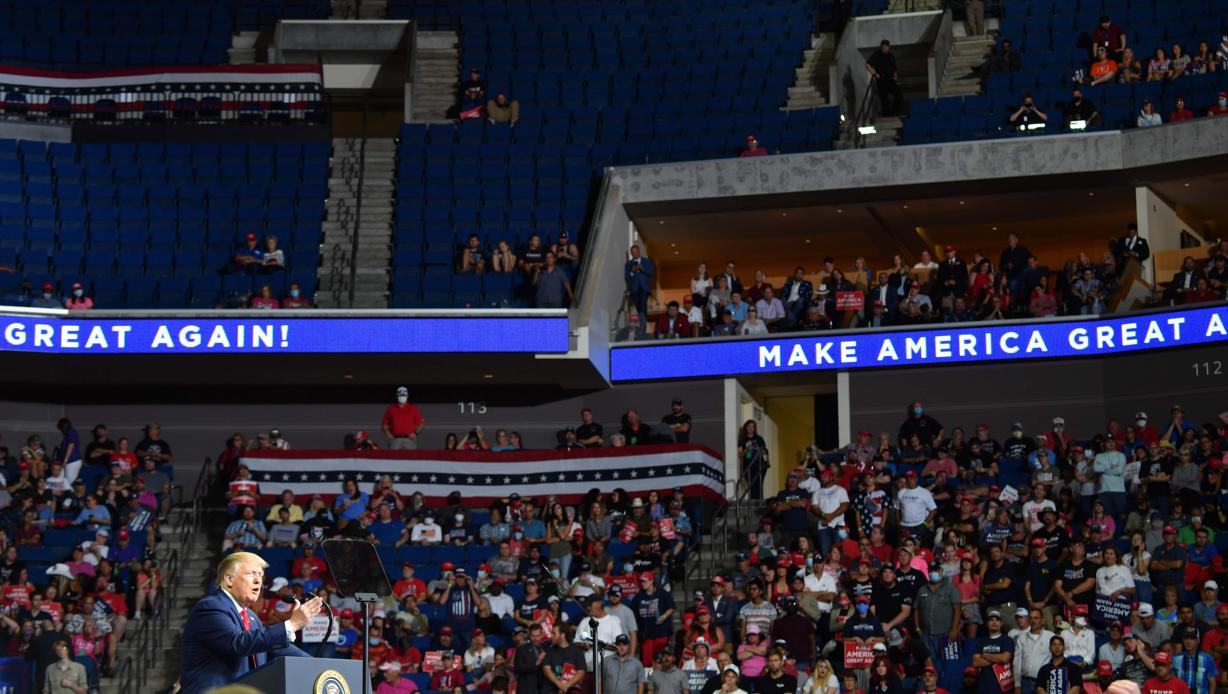 Trump durante su discurso en el mitin de Tulsa, que no alcanzó el aforo previsto