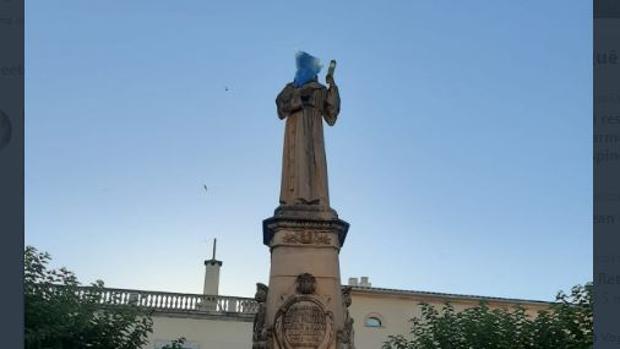 Colocan una bolsa de plástico en la cabeza de la estatua de fray Junípero en su pueblo natal