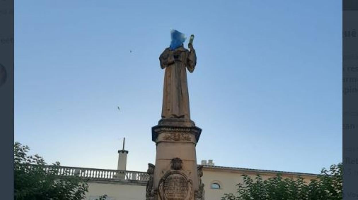 Colocan una bolsa de plástico en la cabeza de la estatua de fray Junípero en su pueblo natal