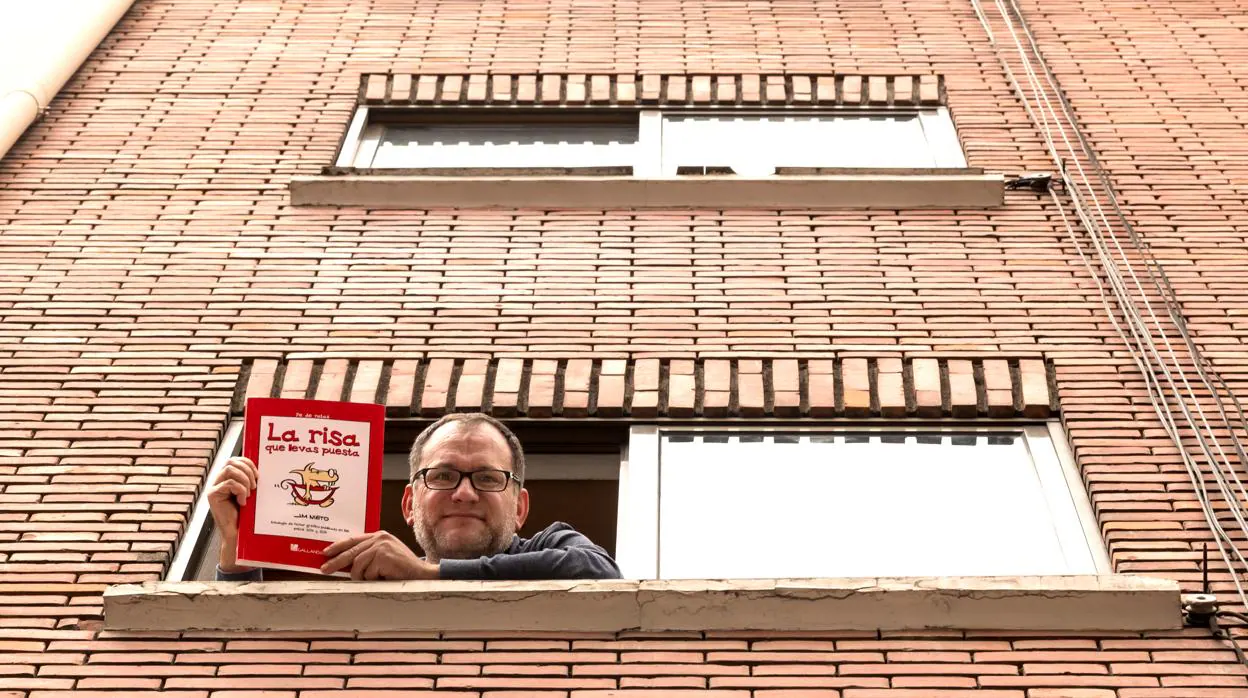 El dibujante de ABC muestra su libro desde su domicilio, durante el confinamiento