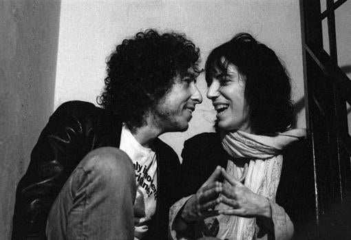 Con Bob Dylan en sus años de juventud