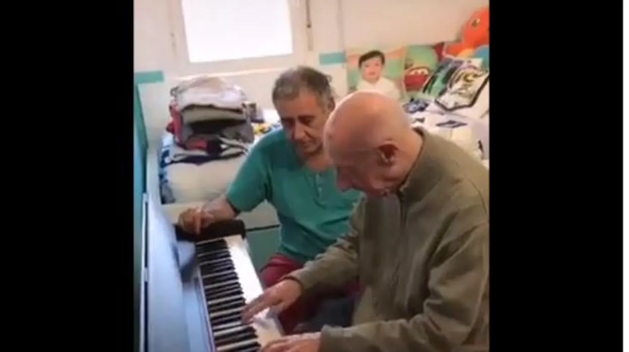 El emotivo vídeo viral de un anciano de 101 años que olvidó todo salvo tocar el piano