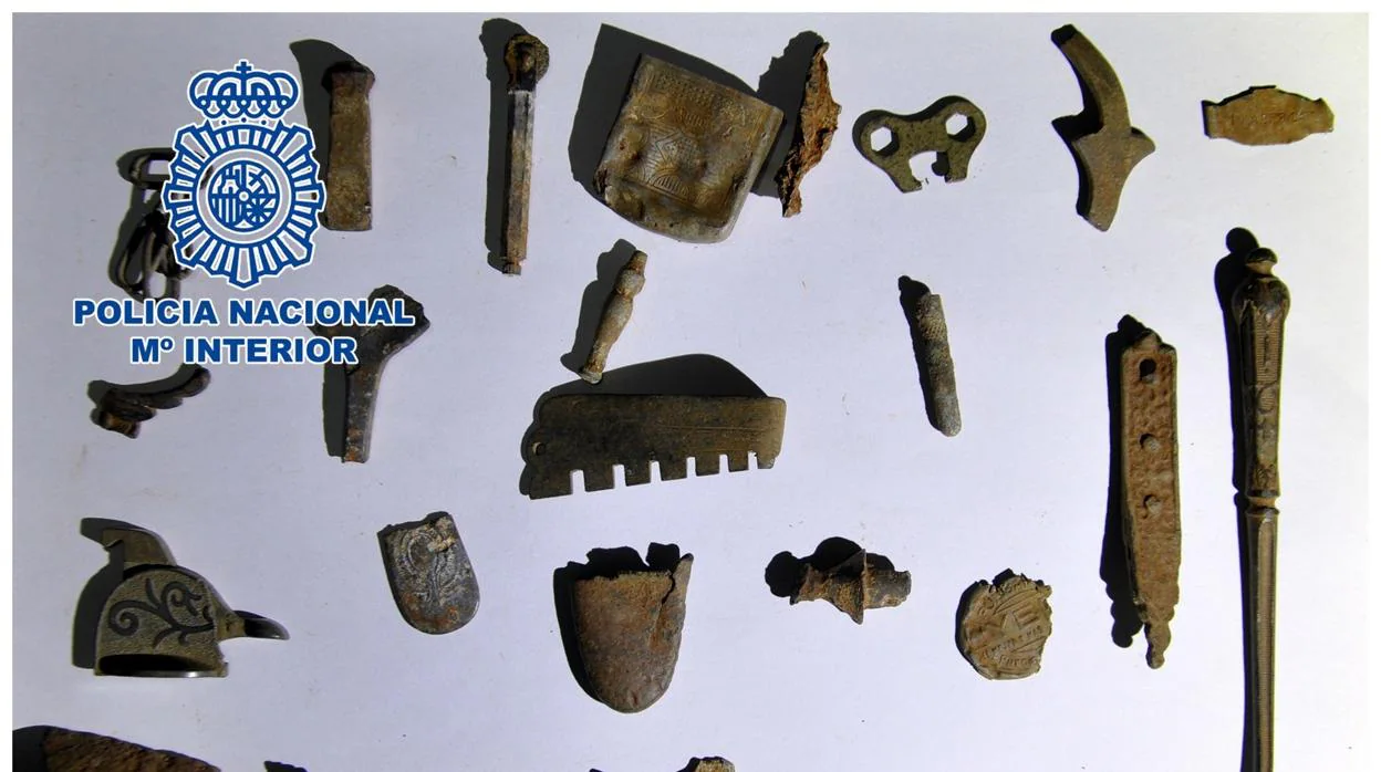 Vista de algunas de las 229 piezas históricas que la Policía Nacional ha recuperado en Badajoz