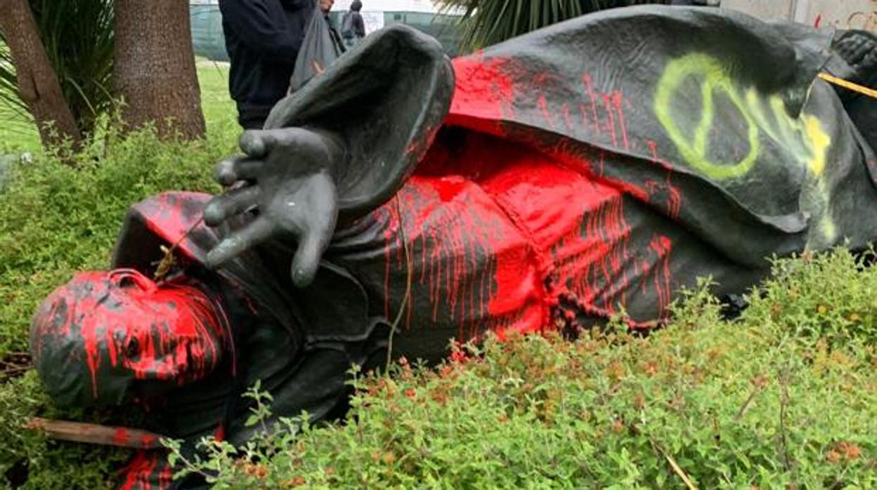 La estatua de Fray Junípero en San Francisco, derribada