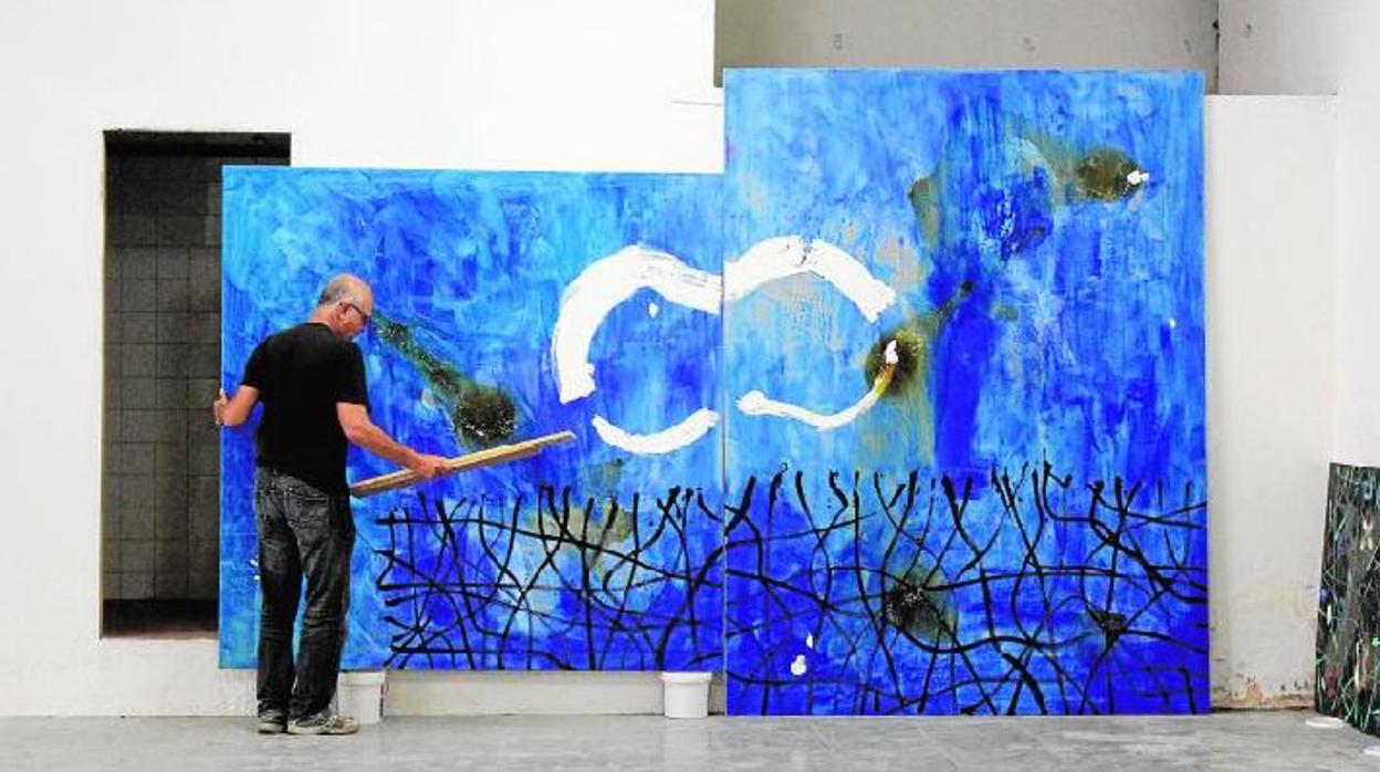 Patiño en su taller, trabajando en una de sus últimas obras que entran en el CGAC