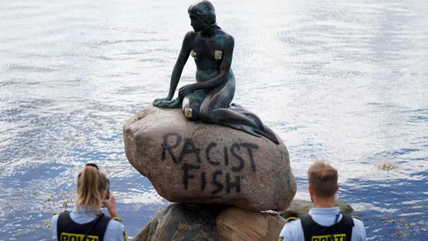 La Sirenita de Copenhague aparece pintada con la leyenda «pez racista»