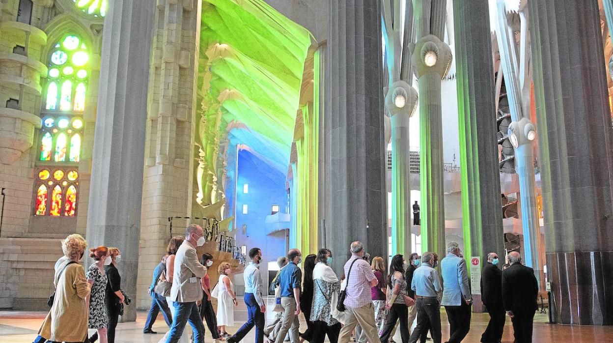 El templo de Gaudí recibió a los primero visitantes tras 114 días cerrado