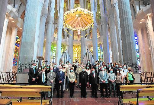 Omella, junto a los presidentes de los colegios profesionales , en el interior del templo