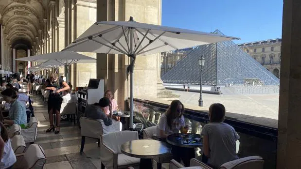 Las terrazas con glamour hacen la competencia al Louvre en su reapertura