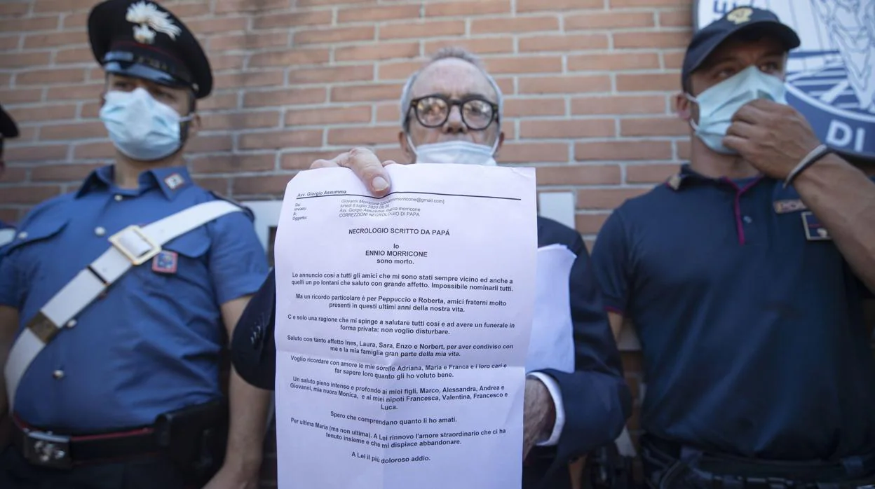 Giorgio Assumma, abogado de Ennio Morricone, muestra la carta de despedida del compositor a las puertas del hospital de Roma en el que ha fallecido