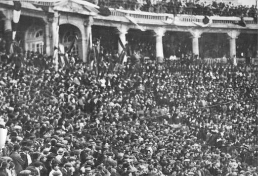 Aspecto de la Monumental durante un mitin republicano en 1919