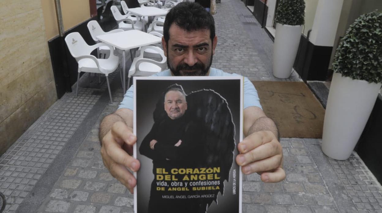 Miguel Ángel García Argüez, el Chapa, autor de la biografía de Subiela, 'El corazón del Ángel'.