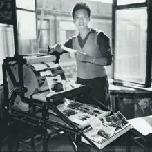 Li Zhensheng secando fotografías al comienzo de su carrera