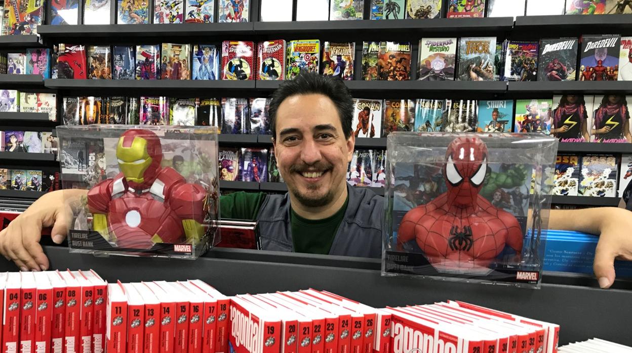 El empresario sevillano Sergio López posa en su tienda de cómics en la calle Zaragoza de la capital andaluza, Nostromo