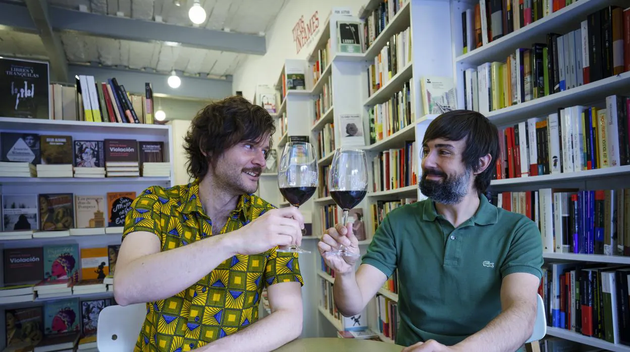 Gonzalo y Alfonso, los libreros de Tipos Infames, brindan por su décimo aniversario