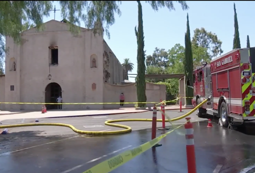 Los bomberos, en la misión española de San Gabriel Arcángel