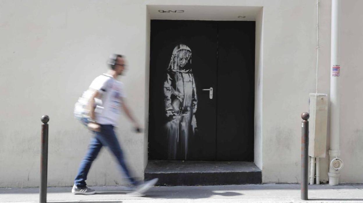 La obra de Banksy en la puerta de la sala parisina Bataclán