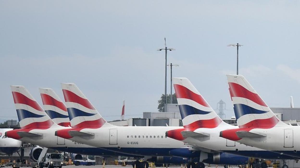 Aviones de British Airways aparcados en el aeropuerto de Heathrow