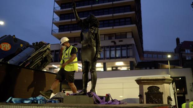 Retiran la estatua de la manifestante negra en Bristol por no tener autorización