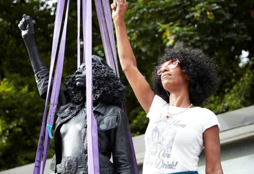 La activista Jen Reid posa con la estatua que le ha dedicado Marc Quinn en Bristol