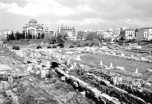 Vista del Cerámico, con la Puerta Sacra y el Pompeion. Al fondo, la iglesia de la Santísima Trinidad