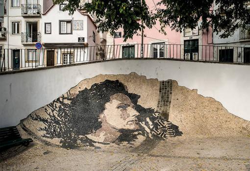 La cantante, en el grafiti que VHILS le tiene dedicado en Lisboa