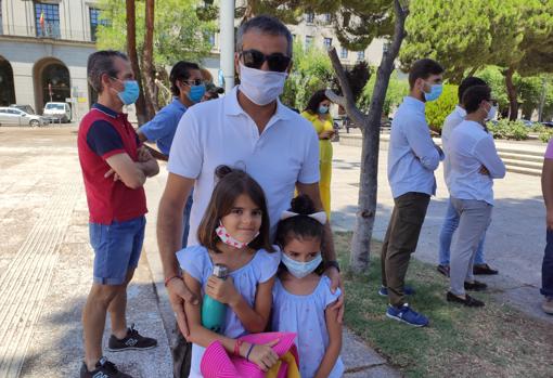 Ramón Moya, junto a sus hijas, Paula y Ana