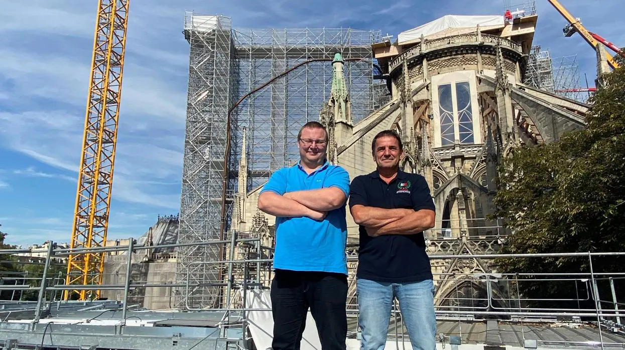 Didier Cuiset (derecha), responsable de la empresa que construye los andamios de la obra, y Julien LeBras, presidente de la empresa (Europe Echafaudage), posan junto a las obras de Notre Dame