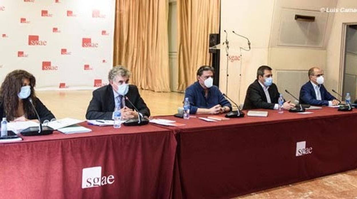 De izquierda a derecha: Marta Beca, directora de servicios jurídicos de la SGAE; Eduardo Ezpondaburu, secretario general de la SGAE; Antonio Onetti, presidente de la SGAE; Adrián Restrepo, director general de la SGAE; y Enrique Soria, director económico-financiero de la SGAE.