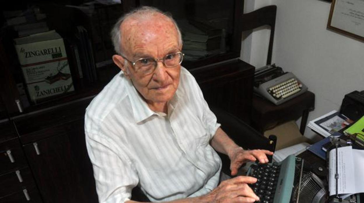 Giuseppe Paternò, con su vieja Olivetti