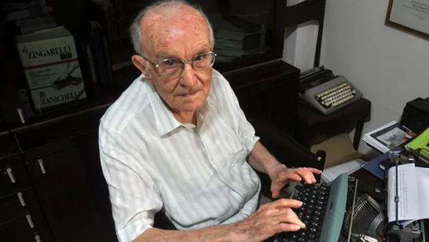 Un italiano se licencia a sus casi 97 años con una tesis escrita en su vieja Olivetti