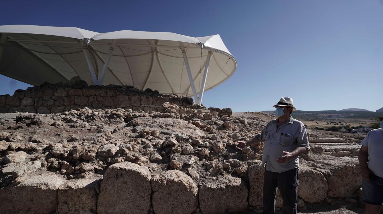 Fernando Quesada muestra el yacimiento arqueológico del Cerro de la Merced