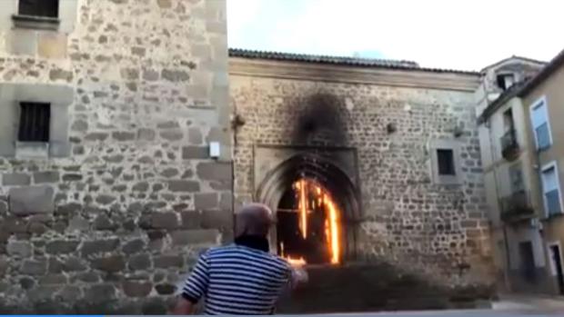 Investigan las causas de un impactante incendio en la Iglesia de San Martín de Plasencia